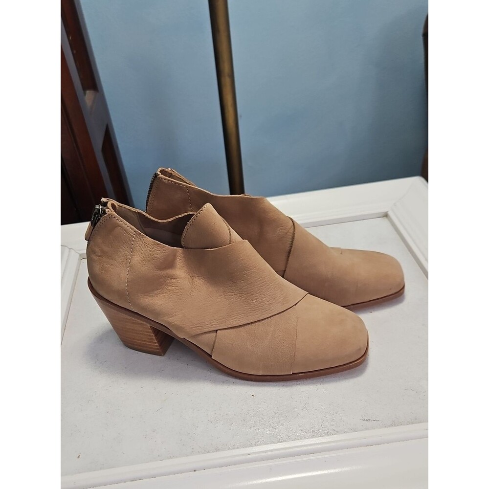 Eileen Fisher Women’s Tan Leather Low Heel Ankle Booties Size 5.5